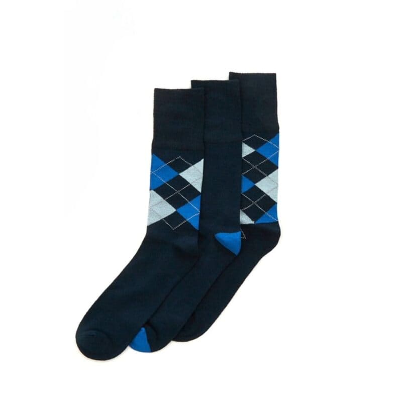 Set med tre par argyle bambustrumpor i blå nyanser för komfort och stil.